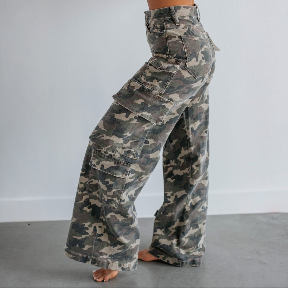 Hidden Camouflage Wide Leg Cargo Jeans - Picture 9 of 11
